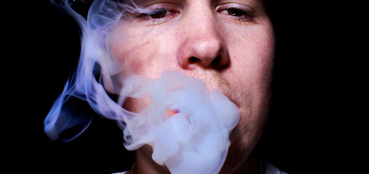 palenie-marihuany-dym-marihuany-bialy-dym